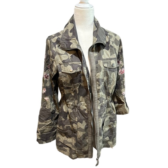Jade & Ivory Camo lightweight jacket sleeves are embroidered with flowers medium - Picture 9 of 15